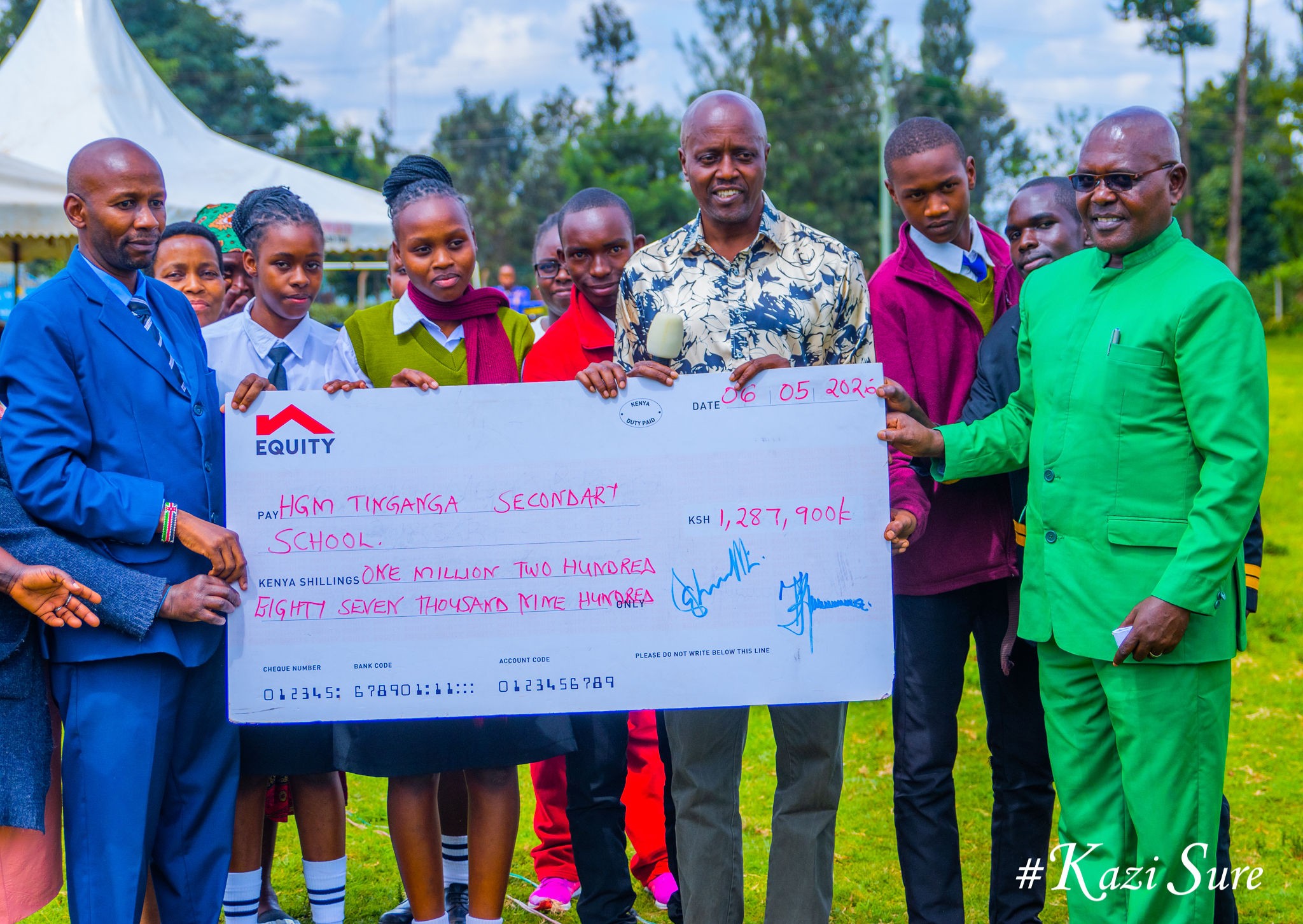 MP and Principal holding cheque with students